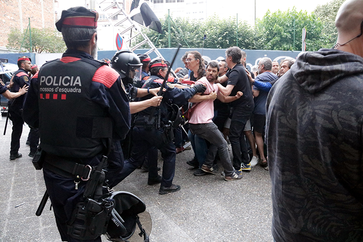 Tensió, cops de porra i un detingut durant una manifestació antimonàrquica a Girona