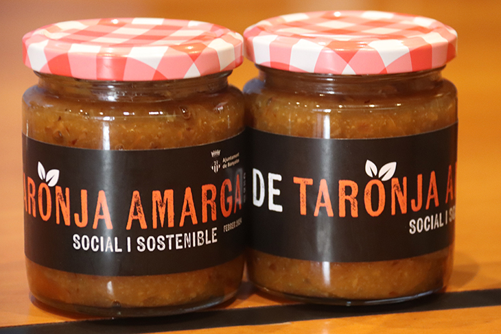 Banyoles i el restaurant Can Xapes elaboren melmelada amb els tarongers que hi ha als carrers
