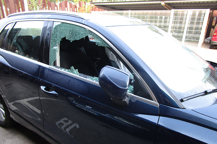 Un lladre enxampat robant a dins un cotxe a Platja d'Aro fa caure de la moto d'un cop de peu un policia que el perseguia