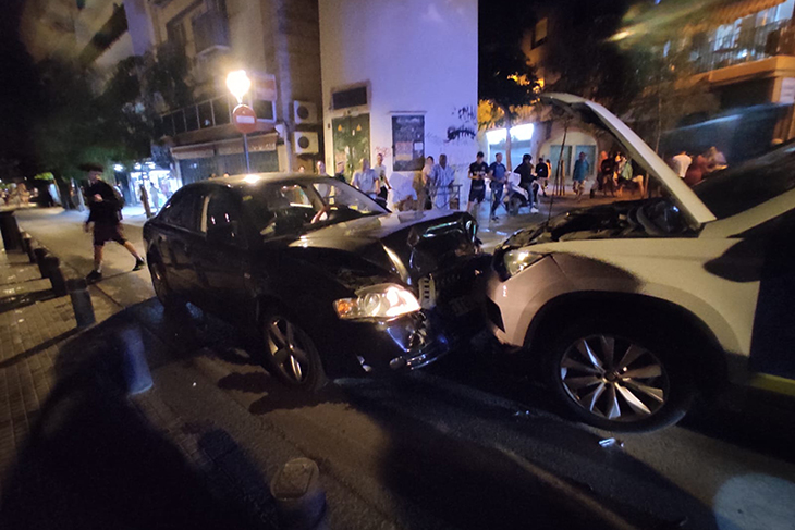 Detenen dues persones per conduir beguts, xocar contra un cotxe i envestir-ne un de la Policia Local de Lloret de Mar