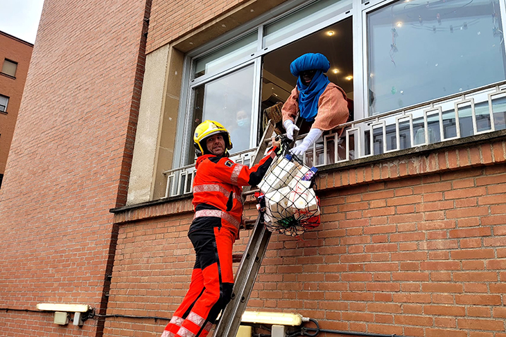 Un comboi dels Bombers acompanya els patges reials a repartir regals als infants ingressats al Trueta de Girona