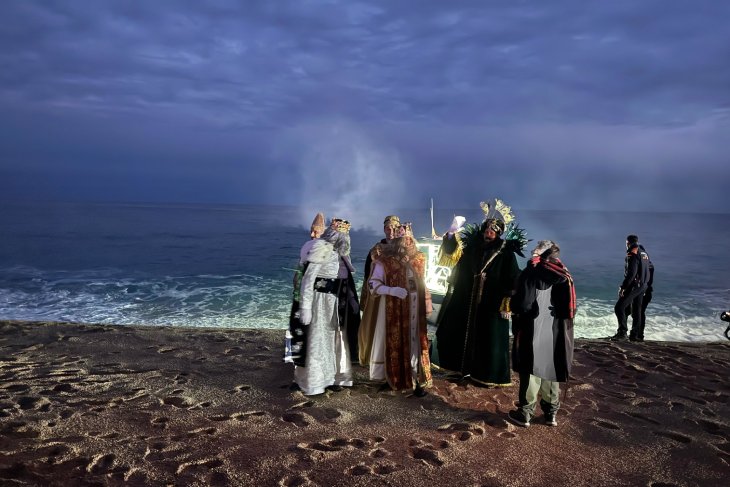 Centenars de famílies reben a Lloret de Mar els Reis d'Orient que arriben amb carrosses noves d'estil mariner