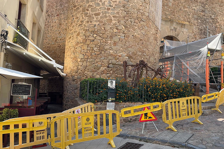 Tossa de Mar tanca les terrasses de dos restaurants pel risc de "col·lapse" d'una de les torres de la muralla