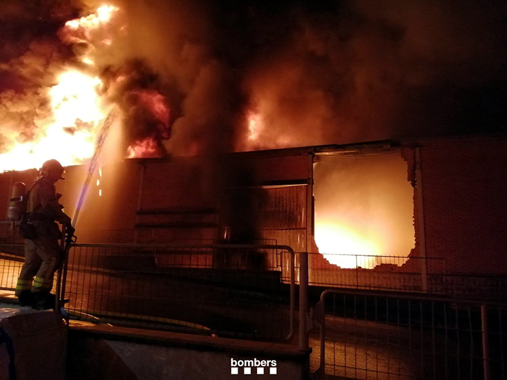 Els Bombers treballen en un incendi en una empresa de reciclatge de paper i cartró a Montcada i Reixac