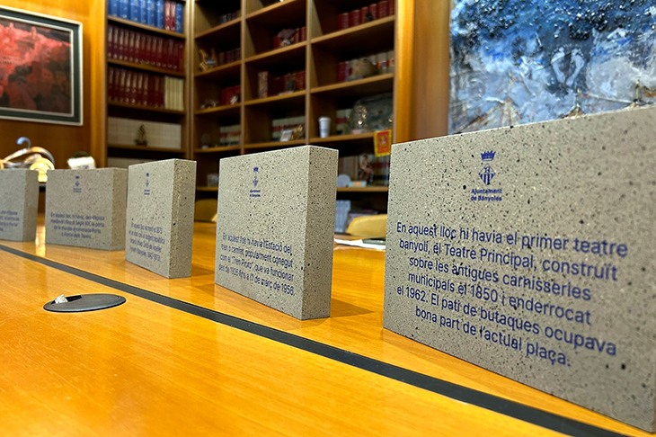 Banyoles senyalitza edificis emblemàtics i cases de personatges il·lustres per recuperar la memòria col·lectiva
