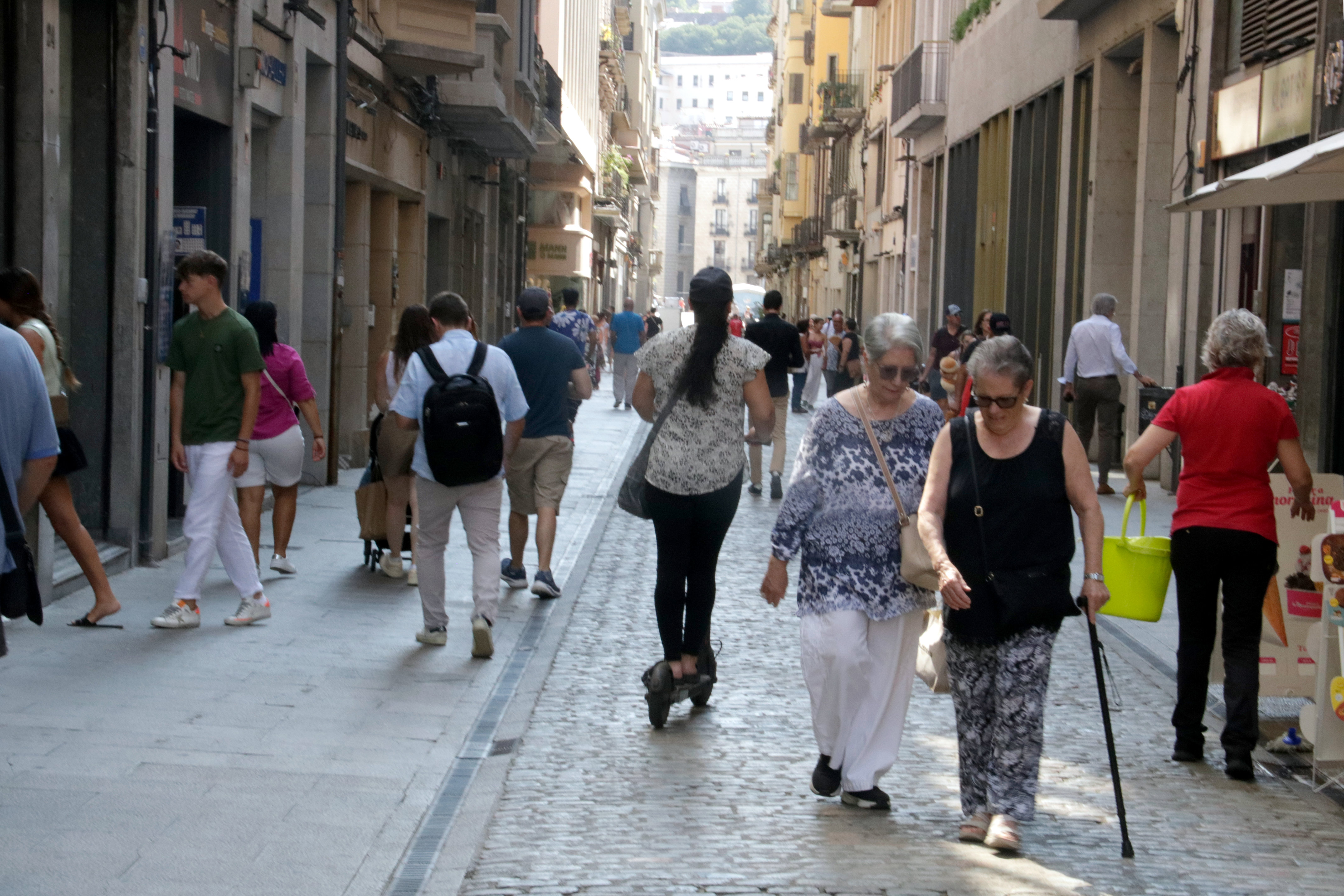 Girona vol ordenar el carrer Nou per evitar que es creïn situacions de perill entre vianants, bicicletes i patinets