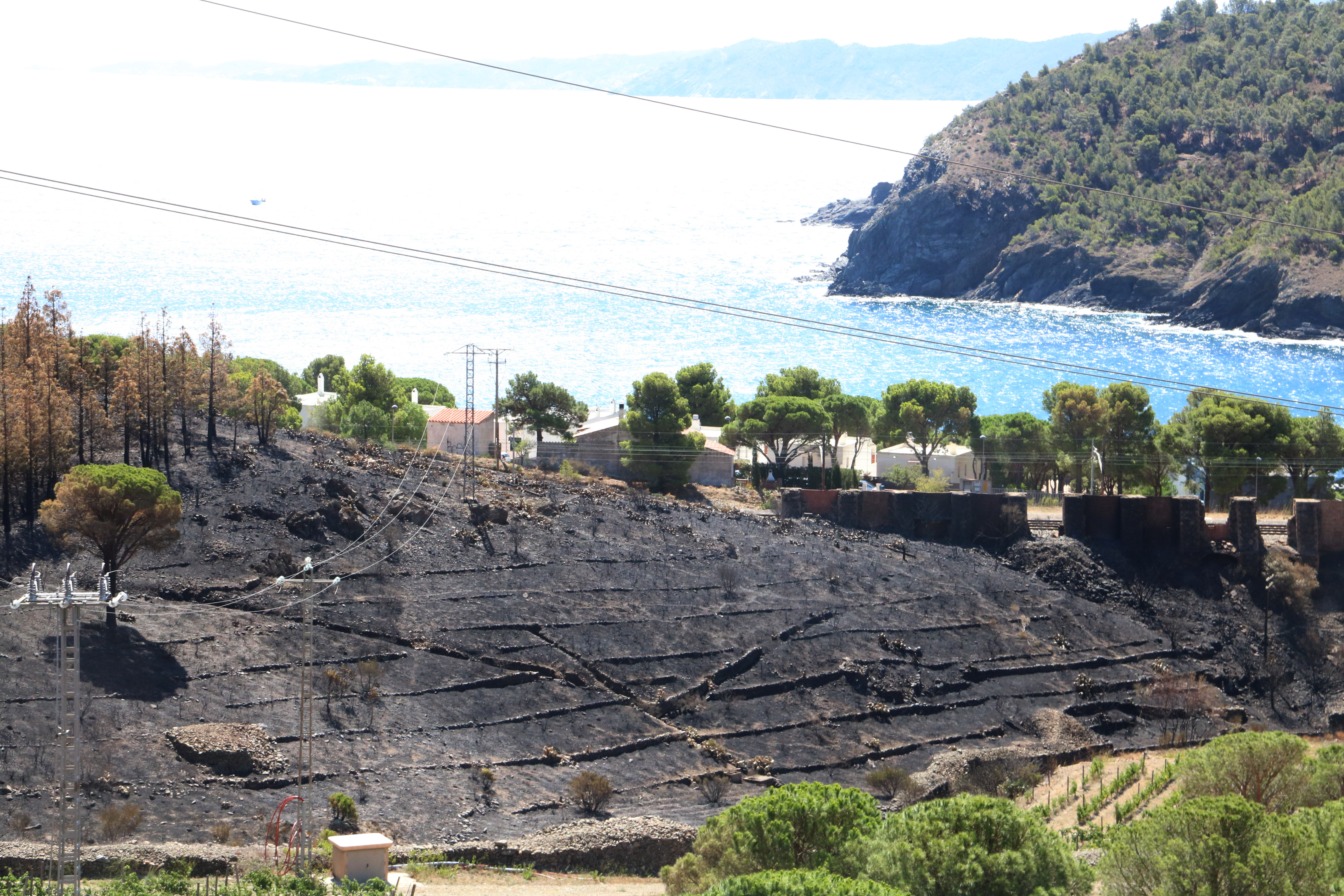 Un camió d'aigua revisarà durant la nit el perímetre de l'incendi de Portbou per evitar revifades