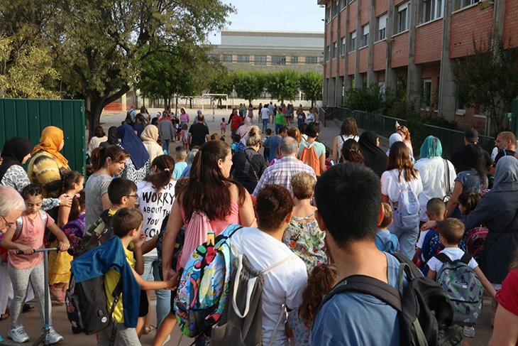 Els alumnes de l'escola Joan de Margarit de la Bisbal d'Empordà tornen a les aules