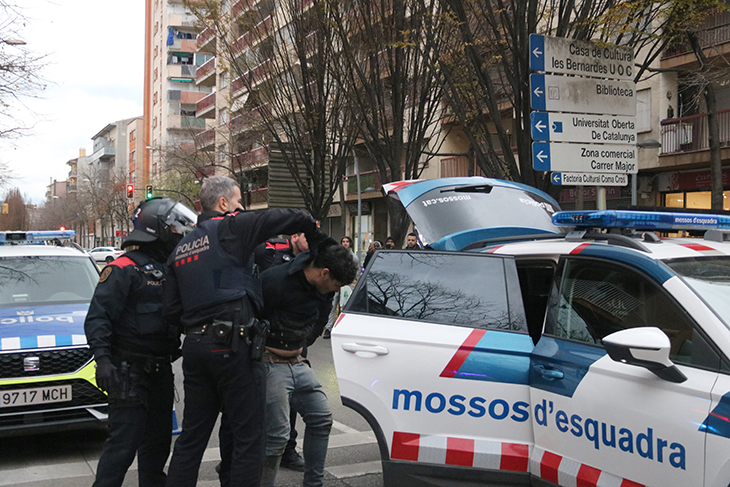 Els Mossos detenen tres activistes en un desnonament a Salt