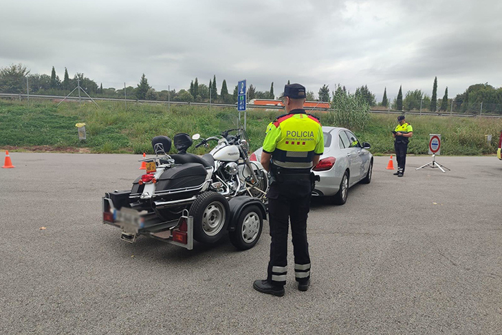 Un macrocontrol de Mossos i Inspecció de Treball a l'AP-7 a Aiguaviva acaba amb 150 denúncies per diverses infraccions