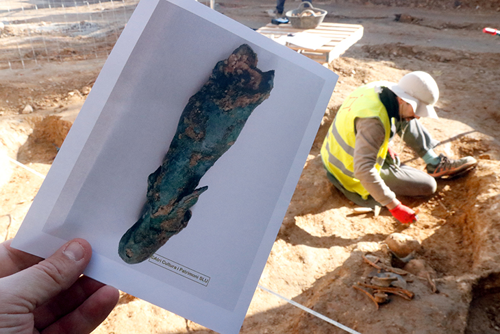 Els arqueòlegs troben part d'una estàtua de Mercuri del segle I aC al subsol de la plaça Major de Salitja