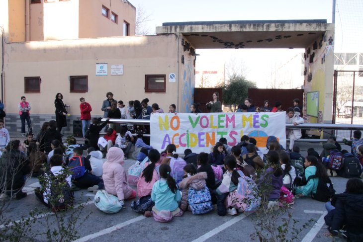 L’escola Àgora de Girona talla el carrer d’accés al centre per reclamar pacificar-lo després d’un segon atropellament