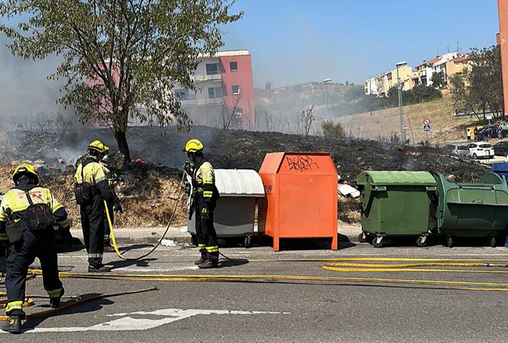 Detingut un home per provocar un incendi en un solar de la zona oest de Figueres amb un encenedor