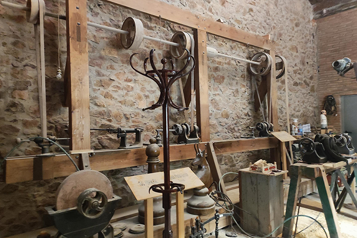 Sant Hilari Sacalm reobre el centre de torneria amb una zona de taller i una altra de museu