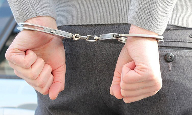 Detenen un jove de 18 anys i un menor a Torelló mentre intentaven accedir a un habitatge buit