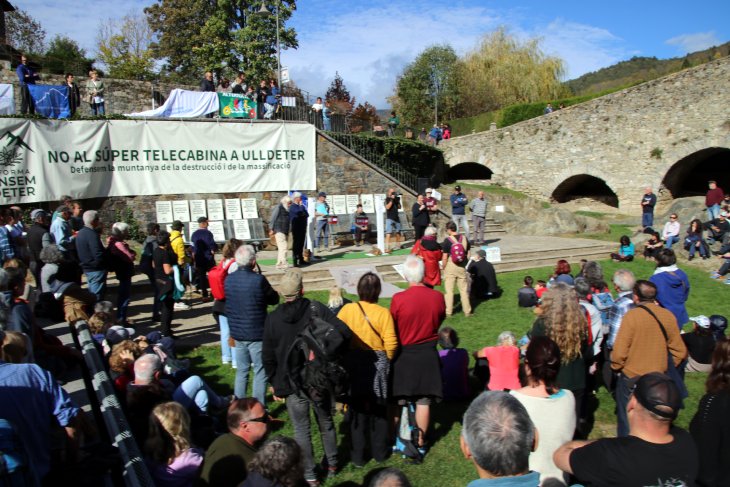 Unes 200 persones es manifesten a Camprodon en contra del telecabina que la Generalitat vol instal·lar a Vallter