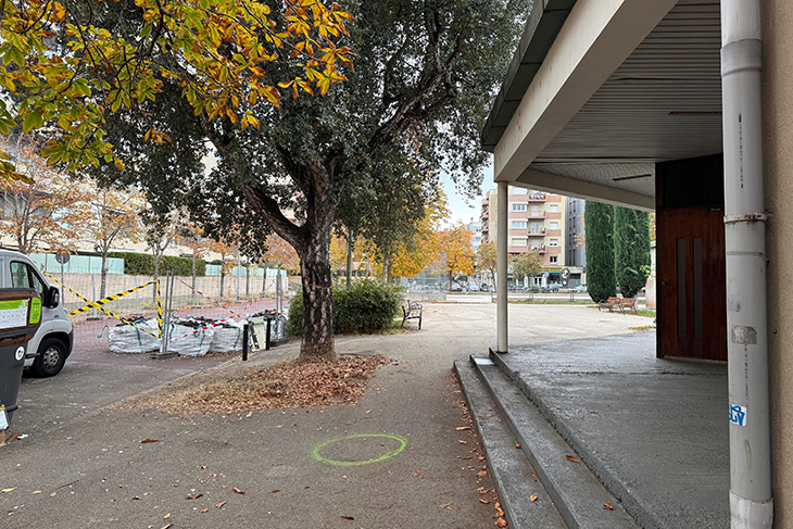 Un agent de la Policia Municipal de Girona dispara contra un home que l'amenaçava amb una serra i el fereix en una mà