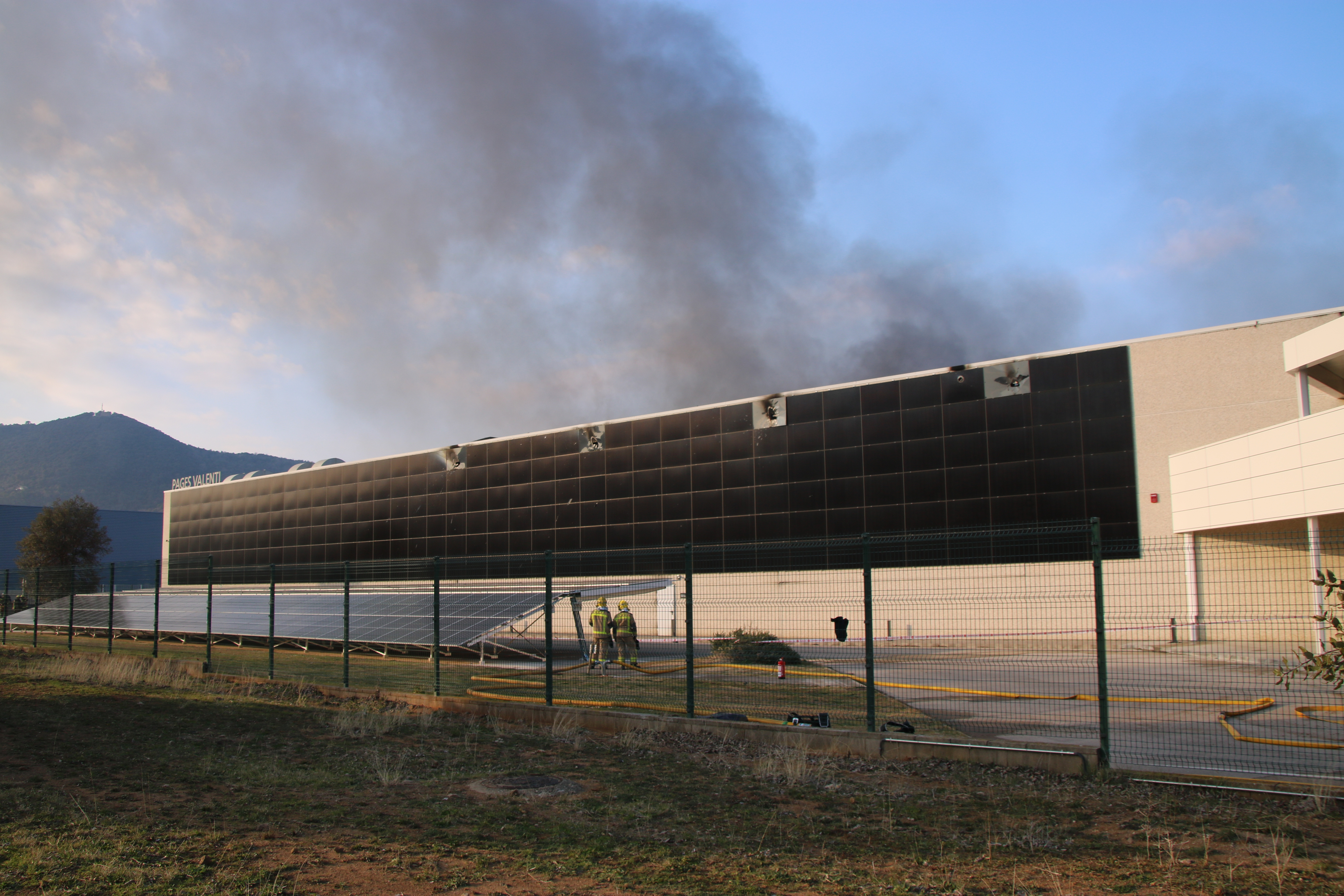Estabilitzat l'incendi en una indústria tèxtil de Sant Jaume de Llierca, que ha deixat 15 atesos pel SEM
