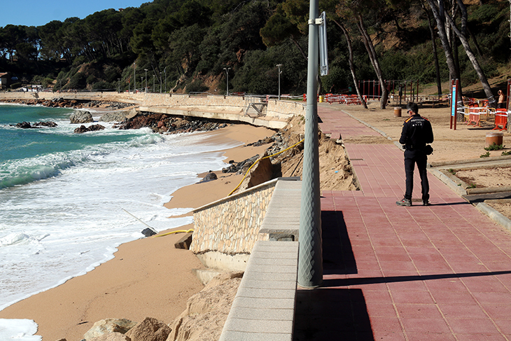 El temporal s'emporta part del passeig de Fenals i l'alcalde de Lloret reclama una actuació "urgent" abans de l'estiu