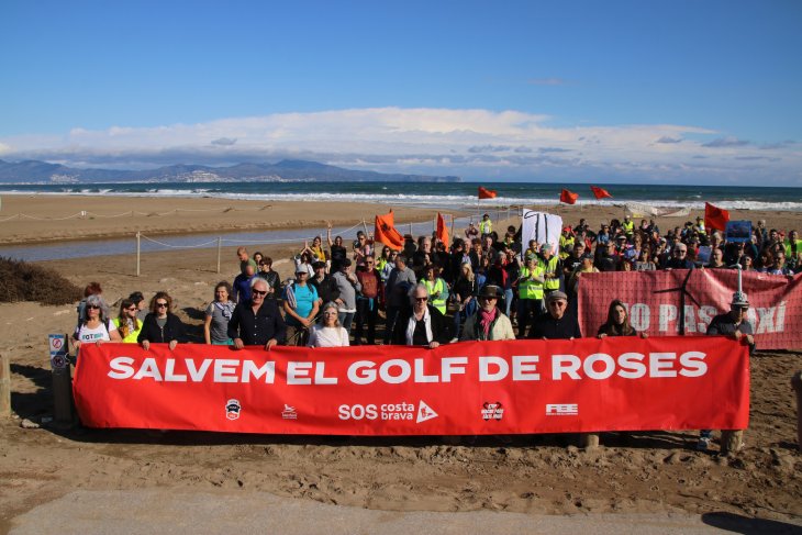 Prop de 200 persones es mobilitzen a l’Escala en oposició als macro parcs eòlics marins projectats al golf de Roses