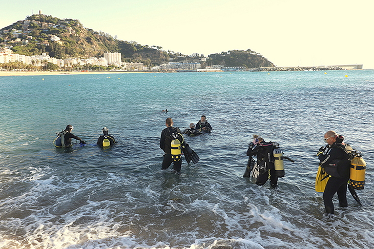 Recullen 150 quilos de deixalles en la segona neteja del fons marí i les platges de Blanes