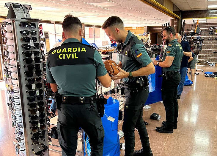 Intervenen més de 4.700 articles de luxe falsificats en una botiga a la Jonquera