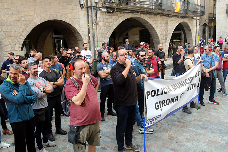 Sonora protesta de la Policia Municipal de Girona i lectura d'un manifest unitari al ple: "Ens teniu farts i fartes"
