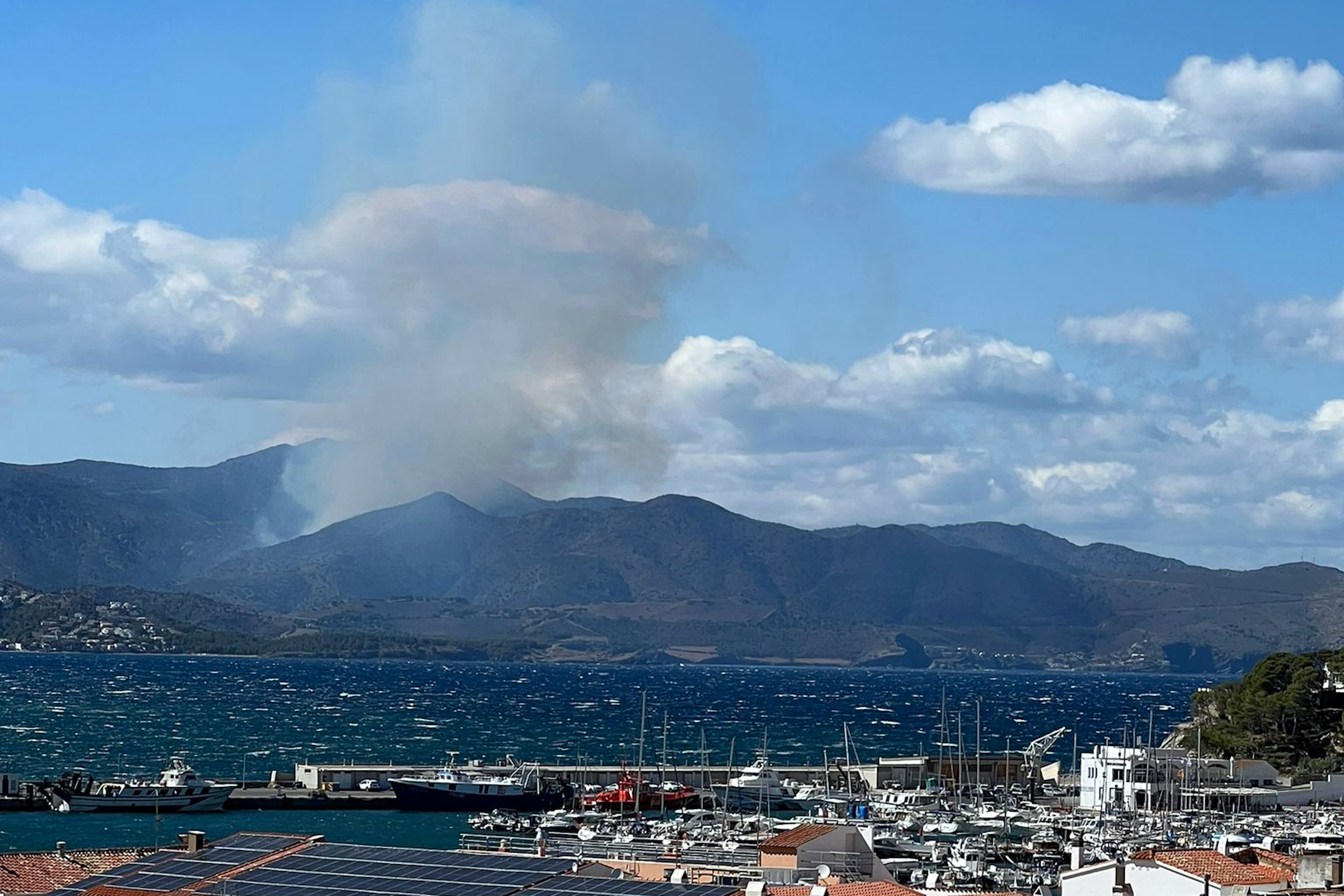 Una desena de dotacions terrestres i una d'aèria treballen en un incendi a la zona del pantà de Portbou