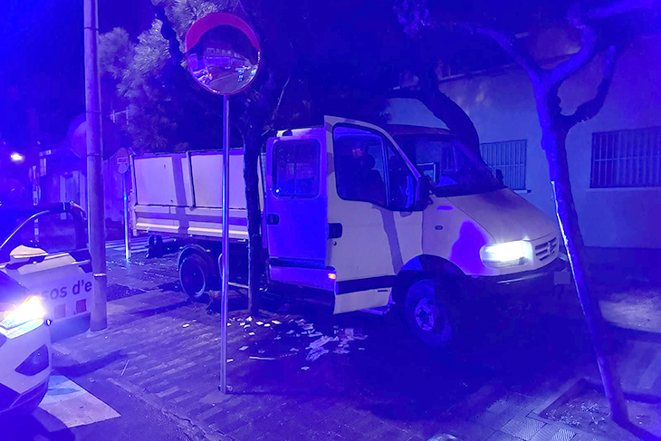 Detingut un menor a Figueres per conduir temeràriament una furgoneta robada, anar drogat i fugir d'un control