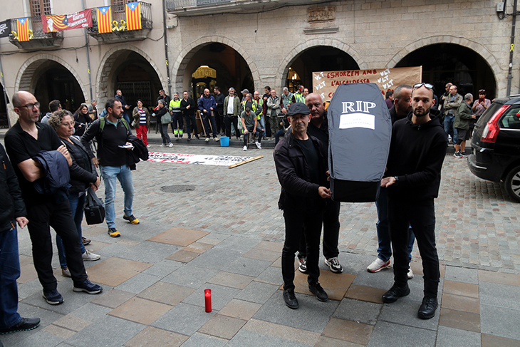 La Policia Municipal de Girona "enterra la confiança" en l'equip de govern portant un fèretre al saló de plens