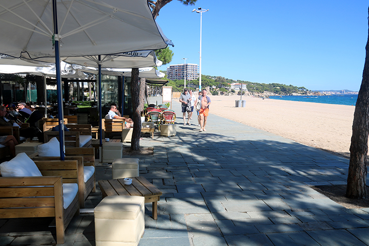Platja d'Aro proposa que el passeig marítim guanyi amplada amb una passera de fusta que s'instal·larà en temporada alta