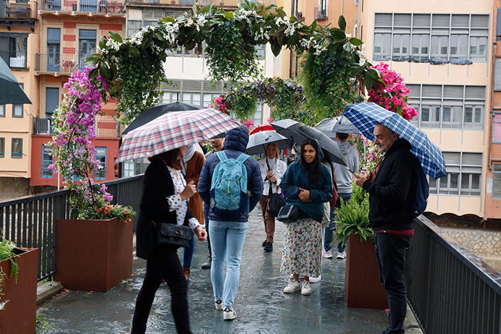 La puja la és protagonista a l'inici d'un Temps de Flors centrat en la sequera i que porta milers de visitants a Girona