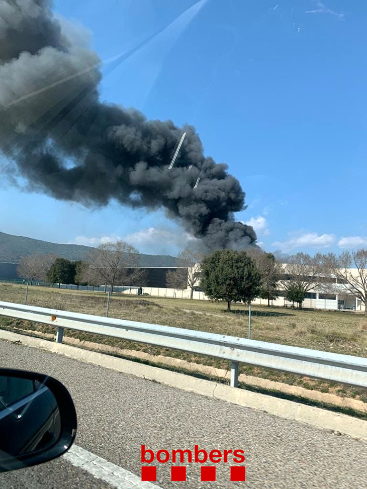 Incendi en una indústria tèxtil de Sant Jaume de Llierca, a la Garrotxa