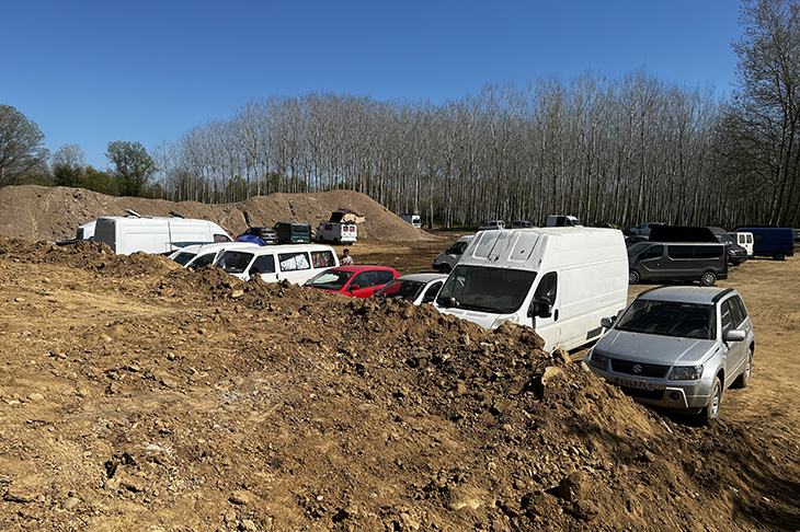 La 'rave' de Sant Jordi Desvalls continua i els Mossos controlen els accessos de vehicles