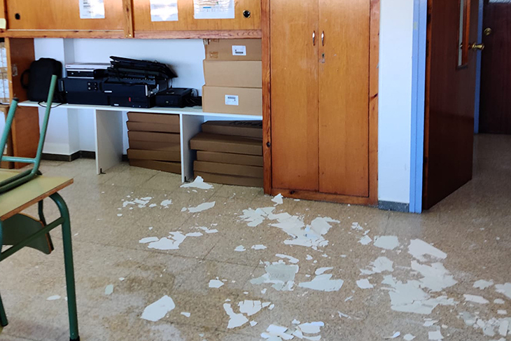 Les pluges del cap de setmana produeixen filtracions al sostre de l'escola Joan Margarit de la Bisbal d'Empordà