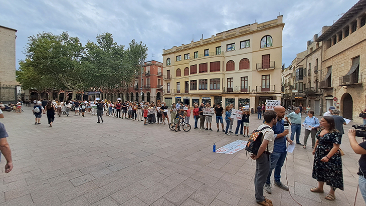 Prop de 150 persones protesten a Vilafranca per exigir millores al servei de bus que enllaça amb Barcelona