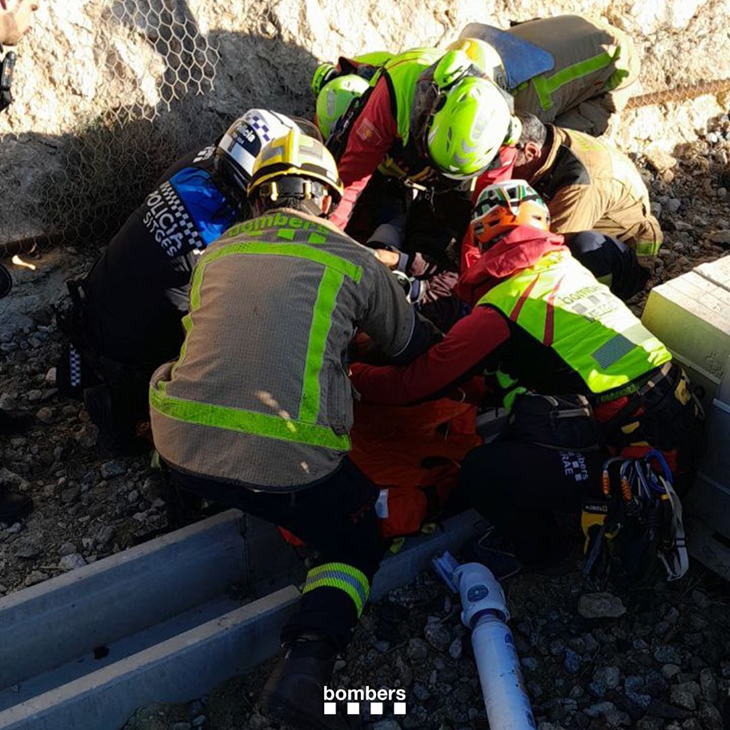 Els Bombers rescaten una persona després de caure per un penya-segat a la Cala Xica de Sitges