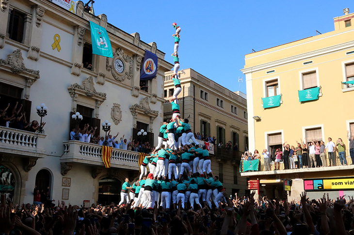 Els Castellers de Vilafranca fan història i carreguen l’inèdit pilar de 9 amb folre, manilles i puntals