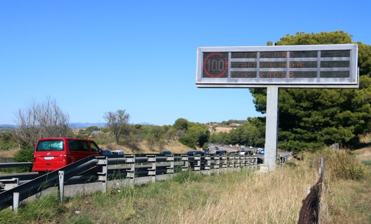 L'AP-7 estrena la limitació de la velocitat a 100 km/h a l'àrea de Subirats en les operacions retorn