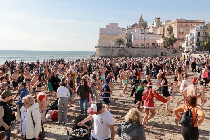 Més de 550 persones celebren la Capbussada a Sitges per donar la benvinguda al 2026
