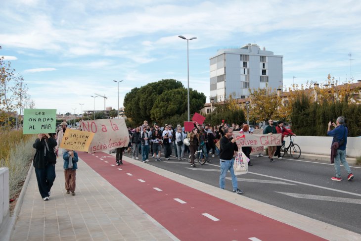 Un centenar de persones demanen aturar el futur càmping singular de Cunit que inclou una piscina d'onades