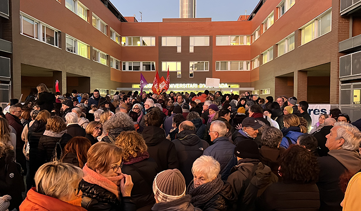 Unes 400 persones es concentren a l'Hospital d'Igualada per reclamar una millora en les condicions laborals