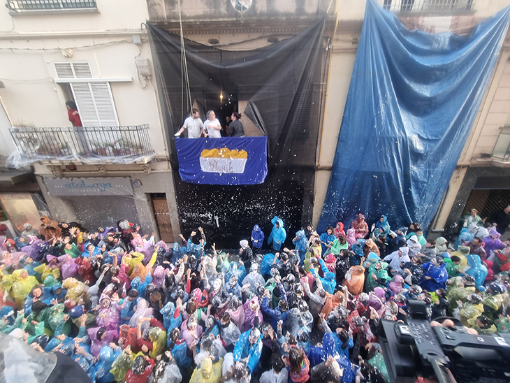 Vilanova i la Geltrú inaugura els actes centrals del Carnaval amb una dolça guerra blanca