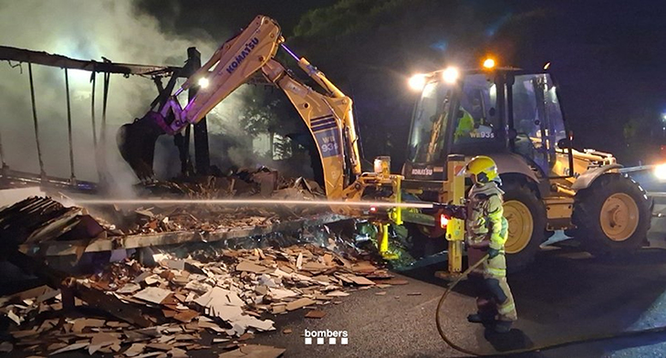 Reobert un carril de l'AP-7 en sentit nord després de l'incendi de dos camions dilluns a Santa Margarida i els Monjos