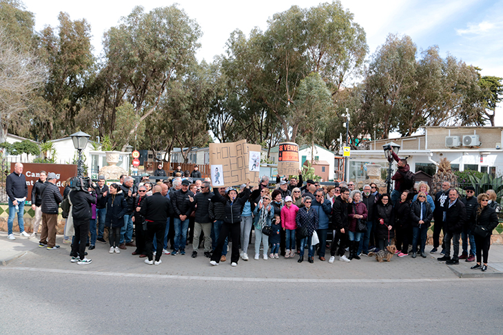 Una setantena de persones rebutgen el desallotjament del càmping Sant Salvador de Coma-ruga i exigeixen solucions