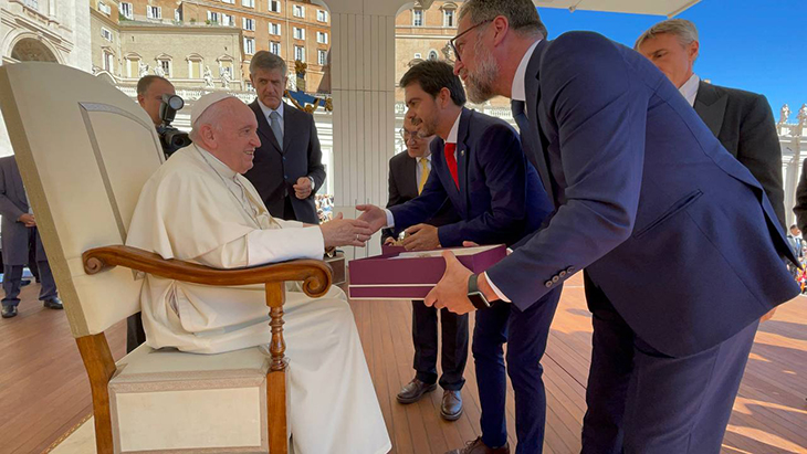 Igualada presenta la rèplica del vestit de sant Ignasi al papa Francesc a Roma