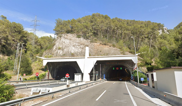 Mor el conductor d’un cotxe en un xoc amb una grua en un túnel de la C-32 a Sitges