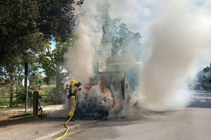 Incendi a Vilafranca en cremar completament el motor i la cabina d'un petit camió