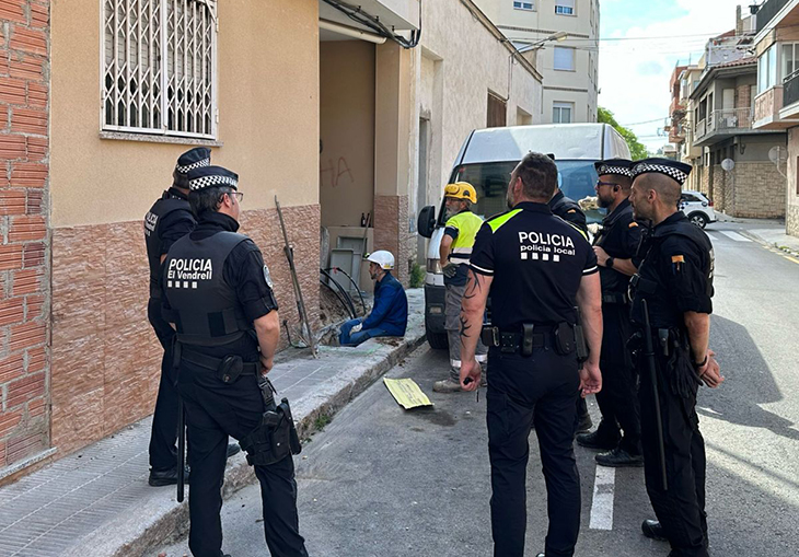 El Vendrell activa el protocol antiocupacions al bloc ocupat del carrer Josep Carner