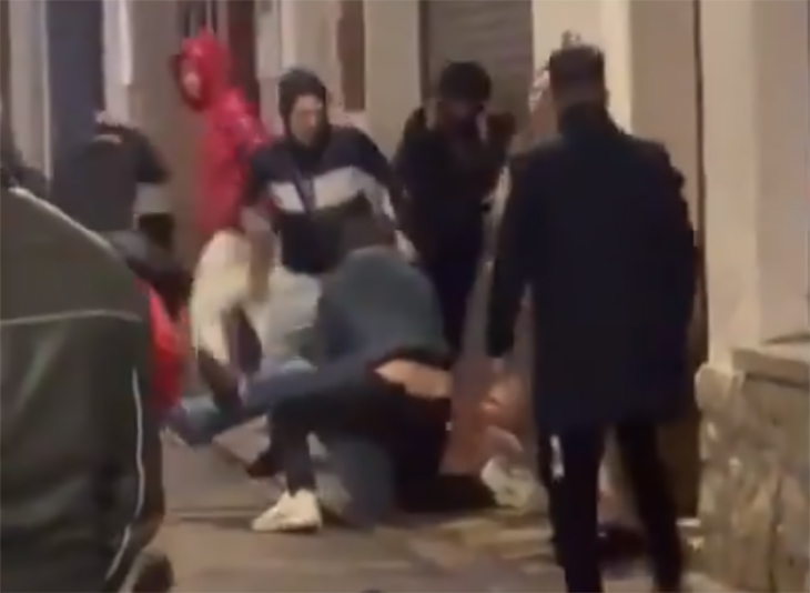 Identifiquen deu joves com a autors de les dues agressions homòfobes ocorregudes a Sitges la nit de Cap d’Any